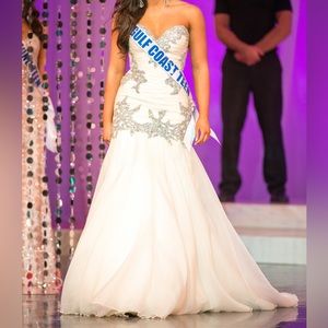 High End State Pageant gown. Sherri Hill size 6 Fits 2-6 Serious Inquiries Only.